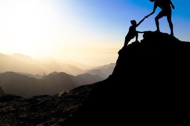 collaborative-divorce-as-new-movement-couple-collaborating-to-climb-obstacle