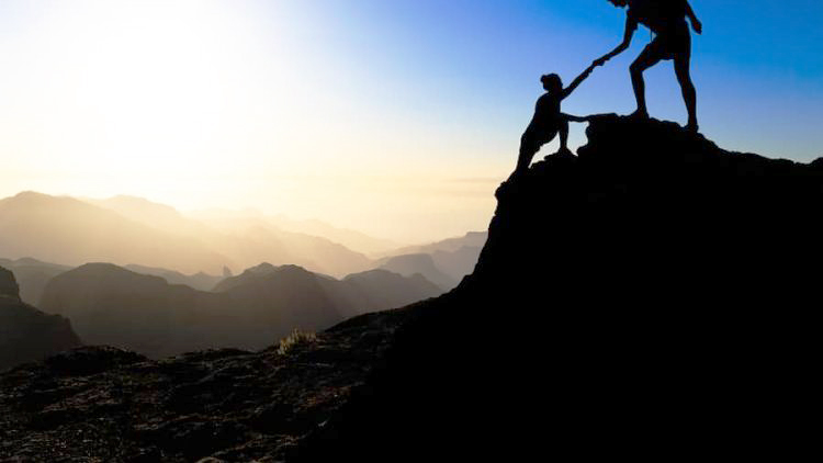 collaborative-divorce-as-new-movement-couple-collaborating-to-climb-obstacle