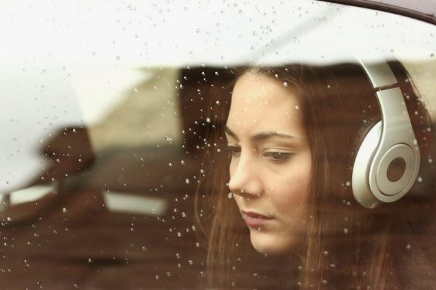 sad-teenager-girl-dealing-with-feelings-about-her-parents-divorce